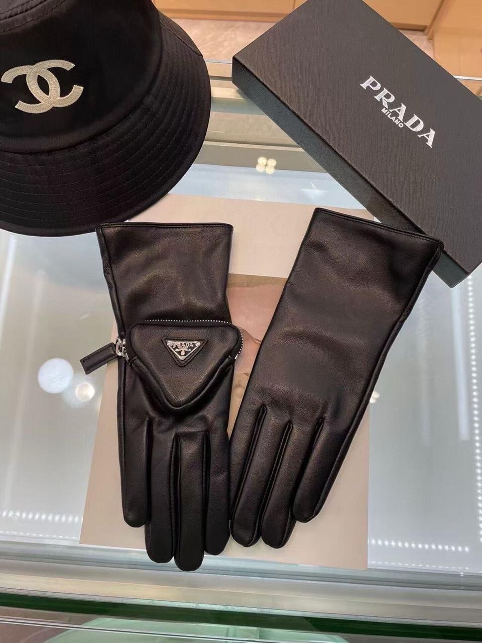 Glove 052