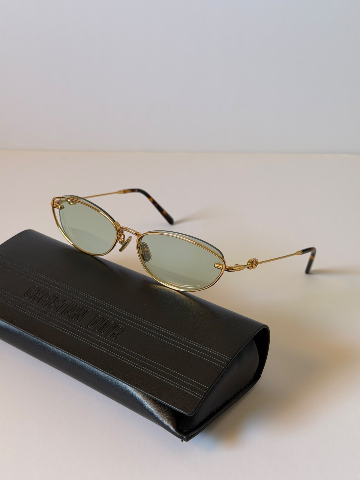 Sunglasses 577